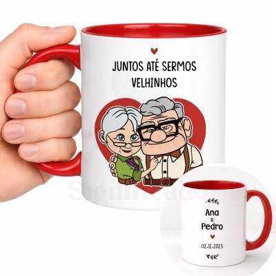 Caneca branca com interior e pega vermelha e desenho de casal idoso com texto em português.