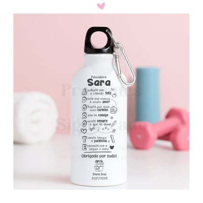 Garrafa de água branca com tampa preta e texto personalizado para educadora Sara
