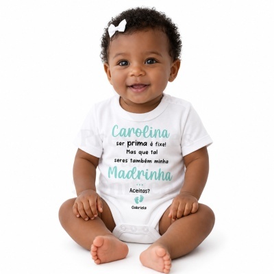 Bebé a sorrir com body branco estampado com texto personalizado e laço branco no cabelo