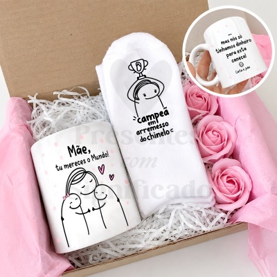 Conjunto de oferta com caneca e meias dentro de caixa decorada com flores cor-de-rosa