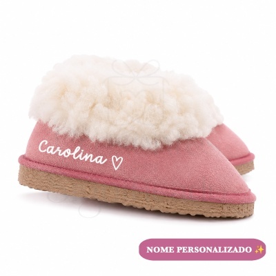 Pantufas cor-de-rosa com interior de pelo branco e nome personalizado Carolina.
