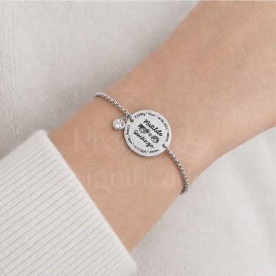 Pulseira prateada personalizada com pendente redondo gravado