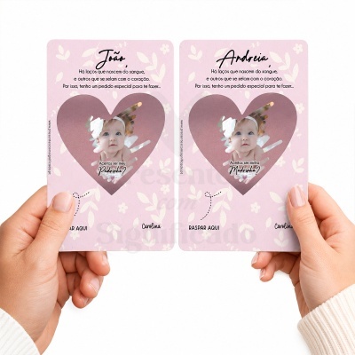 Cartas cor-de-rosa com foto de bebé e pedido para padrinho e madrinha