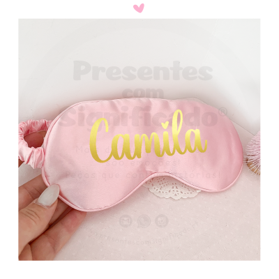 Máscara de dormir rosa com nome 'Camila' em amarelo