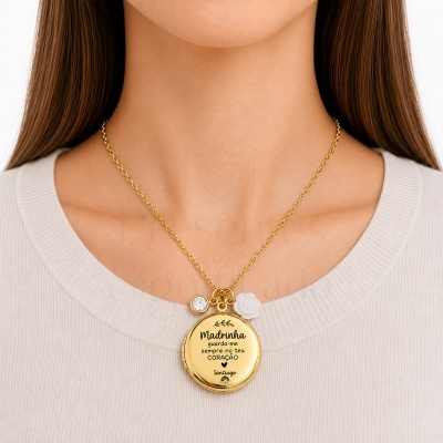 Colar dourado com pendente redondo gravado com texto