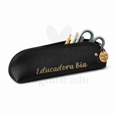 Estojo escolar preto personalizado com texto dourado e pendente, com tesoura e canetas