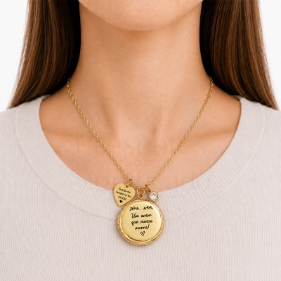 Colar dourado com dois pendentes e cristal transparente