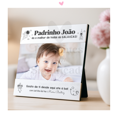 Moldura fotográfica personalizada com texto e desenho espacial, contendo foto de bebé sorridente.
