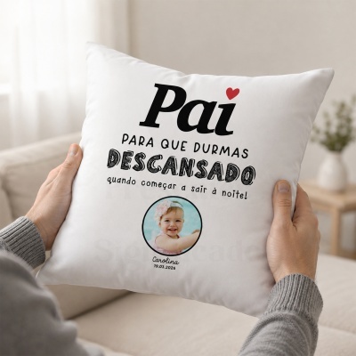 Almofada branca com mensagem para pai e foto de criança.