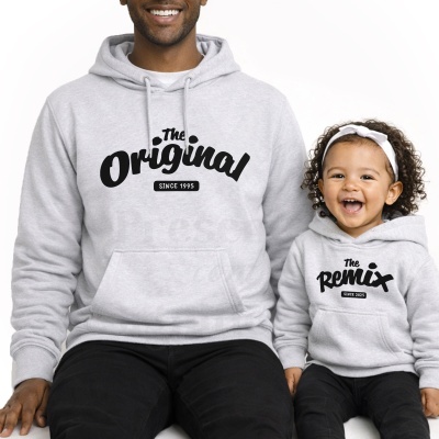 Homem e criança sentados com sweatshirts cinza com capuz e textos pretos