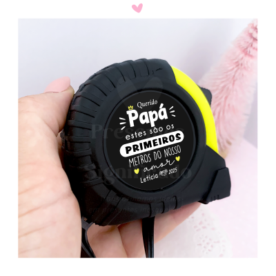 Trena preta e amarela com mensagem para papá em etiqueta redonda preta