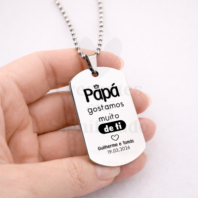 Colar com pendente metálico prateado e gravação personalizada para pai.