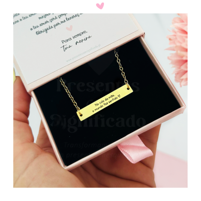 Colar dourado com pendente e caixa de oferta rosa clara