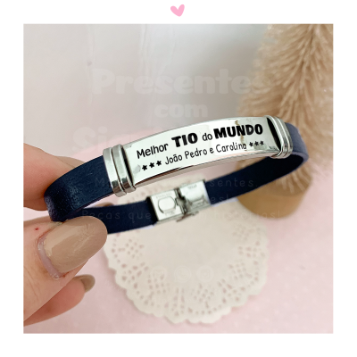 Pulseira azul com placa metálica personalizada e texto gravado