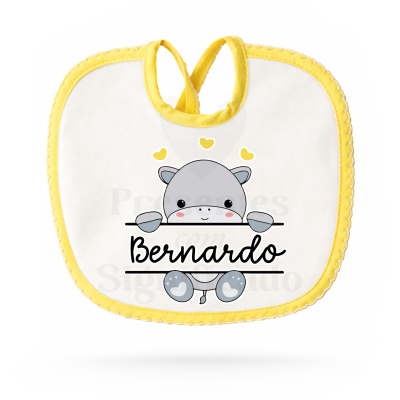Babete branco com borda amarela e desenho de hipopótamo cinza e texto Bernardo