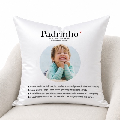 Almofada branca decorativa com texto Padrinho e foto de criança sorridente