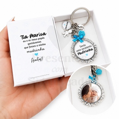 Chaveiro prateado com mensagem para madrinha e cartão personalizado em caixa branca