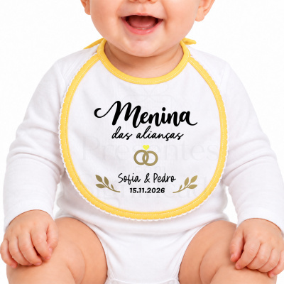 Babete de bebé branco com bordas amarelas e texto personalizado em preto e dourado
