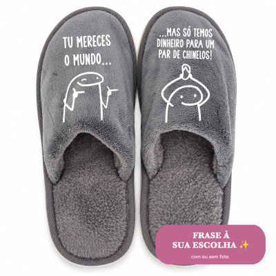 Chinelos cinzentos felpudos com texto divertido impresso
