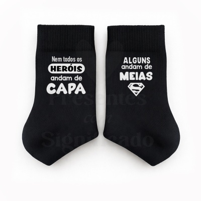 Par de meias pretas com texto branco e símbolo de super-herói