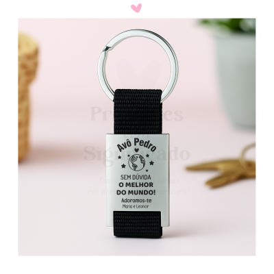 Porta-chaves preto com chapa metálica prateada gravada