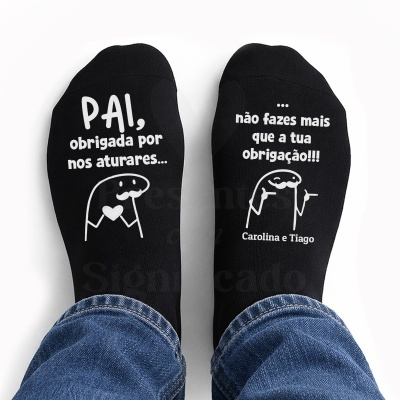 Meias pretas com texto branco personalizado para pai e desenhos minimalistas.