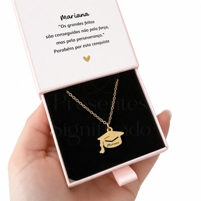 Colar dourado com pendente de boné de formatura em caixa de presente rosa
