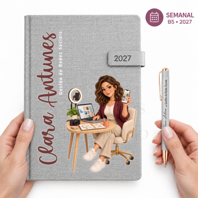 Livro cinza texturizado com ilustração de mulher a trabalhar em gestor de redes sociais, com caneta cinza e cobre e texto relacionado.
