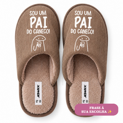 Chinelos castanhos com frase SOU UM PAI DO CANECO! e interior peludo