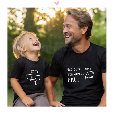 Pai e filho sorrindo com t-shirts pretas com texto e desenhos brancos, ao ar livre.