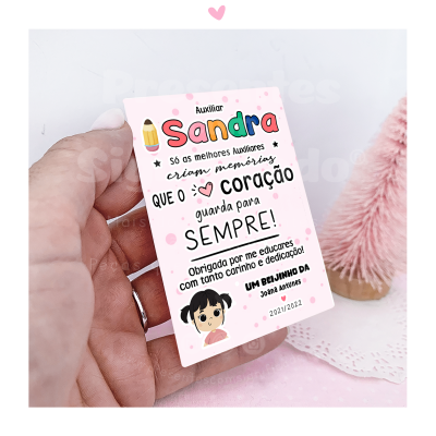 Cartão cor-de-rosa claro com texto colorido para auxiliar Sandra e desenho de menina