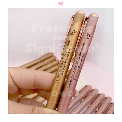 Dois lápis personalizados para lembrança de 1ª Comunhão com texto e desenho de peixe