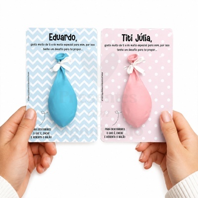 Cartas decorativas azuis e rosa com balões e texto em português
