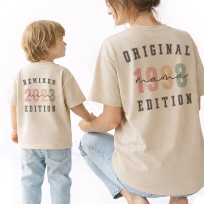 T-shirts bege com textos coloridos REMIXED mini 2023 EDITION e ORIGINAL mama 1998 EDITION nas costas