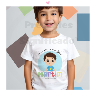 Camiseta branca com estampa colorida de desenho de criança e texto em português