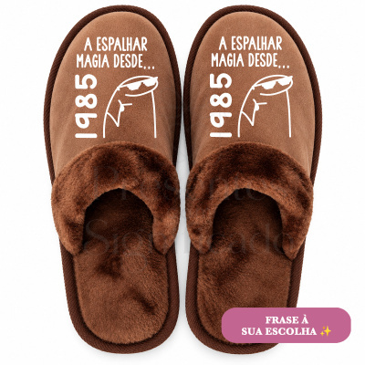 Chinelos castanhos peludos com frase impressa em branco na parte superior do pé