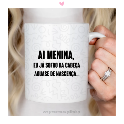 Caneca branca com frase em português e padrão abstrato cinzento