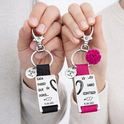 Par de porta-chaves metal com fita preta e rosa e texto gravado