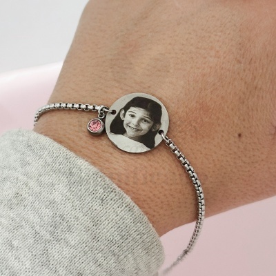 Pulseira em metal prateado com pendente redondo gravado com foto e pedra rosa