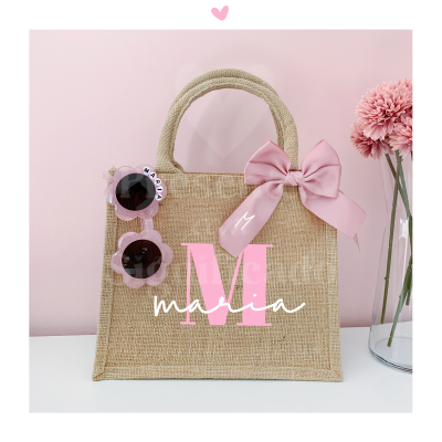 Mala de juta bege com laço rosa e óculos de sol rosa decorativos
