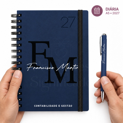 Caderno diário A5 azul com espiral e elástico, e caneta azul com prateado, ambos com nome personalizado Francisco Martin
