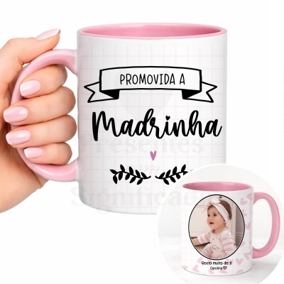 Caneca branca com interior e pega rosa e texto PROMOVIDA A Madrinha com foto de bebé e mensagem personalizada