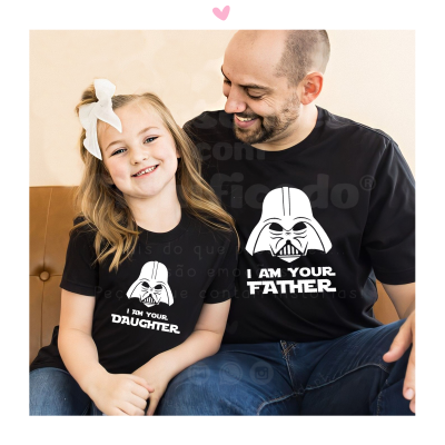 Criança e adulto vestindo t-shirts pretas com estampas de capacete de Darth Vader e textos I AM YOUR DAUGHTER e I AM YOUR FATHER