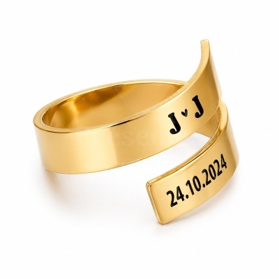 anel dourado aberto com letras J coração J e data 24.10.2024