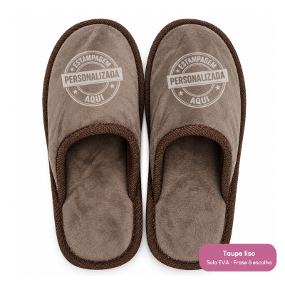 Chinelos taupe com bordas castanhas e texto ESTAMPAGEM PERSONALIZADA AQUI