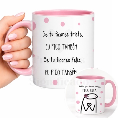 Caneca branca e rosa com texto em português e personagem desenhada em fundo branco
