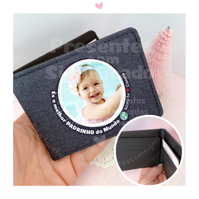 Carteira preta com foto de bebé e texto em português