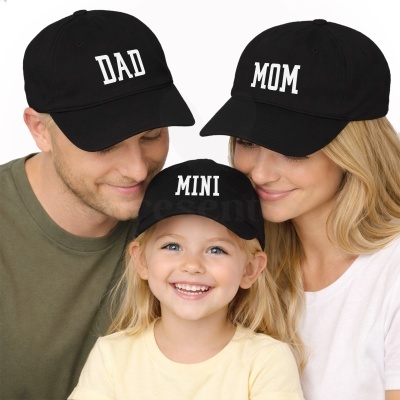 Família com bonés pretos DAD, MOM e MINI em fundo branco
