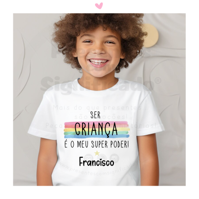 Camiseta branca com texto colorido e nome Francisco usada por criança sorridente