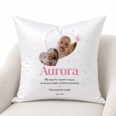 Almofada branca com duas fotos de mãe e bebé em corações e texto personalizado para presente